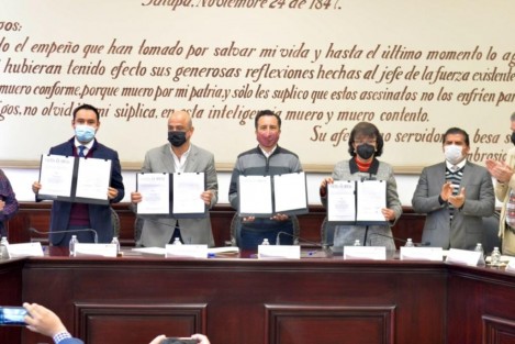 Con la firma del Convenio de Administración del Impuesto Predial entre el Ayuntamiento de la capital y la Secretaría de Finanzas y Planeación (SEFIPLAN), dejamos evidencia de la coordinación entre gobiernos como una vía para un manejo eficaz de los recursos públicos, expresó el gobernador Cuitláhuac García Jiménez. 