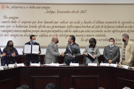 Con la firma del Convenio de Administración del Impuesto Predial entre el Ayuntamiento de la capital y la Secretaría de Finanzas y Planeación (SEFIPLAN), dejamos evidencia de la coordinación entre gobiernos como una vía para un manejo eficaz de los recursos públicos, expresó el gobernador Cuitláhuac García Jiménez.