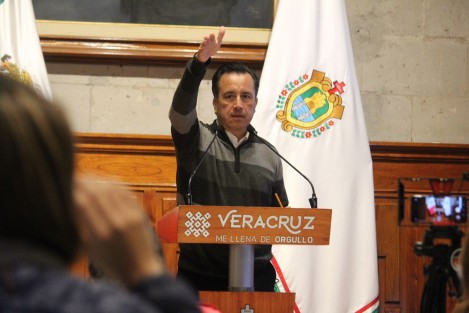 La quema de agroindustrias de Ixhuatlán del Café fue propiciada por <em>coyotes</em>, o intermediarios, expuso el gobernador Cuitláhuac García Jiménez. Aseguró no fueron cafetaleros los que realizaron el acto vandálico, también admitió hay bajos precios del café, pero se regula por el precio internacional del aromático. 