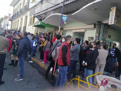 Debido a un fuerte olor a gas en el Pasaje Revolución, empleados de la Dirección General  de Bachillerato fueron evacuados.