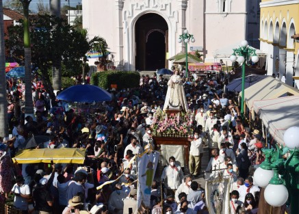 Con menos asistentes que otros años, feligreses en su mayoría tlacotalpeños pasearon a la Virgen en estas Fiestas de la Candelaria en Tlacotalpan; autoridades municipales y de turismo presentes durante el paseo por el río Papaloapan.