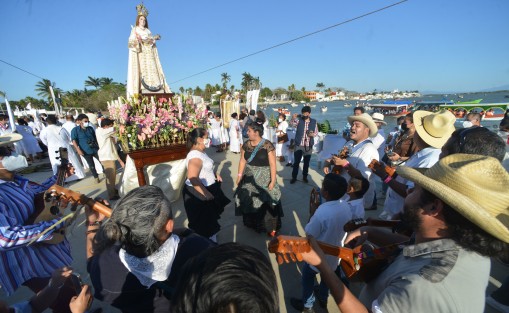 Con menos asistentes que otros años, feligreses en su mayoría tlacotalpeños pasearon a la Virgen en estas Fiestas de la Candelaria en Tlacotalpan; autoridades municipales y de turismo presentes durante el paseo por el río Papaloapan.