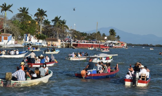 Con menos asistentes que otros años, feligreses en su mayoría tlacotalpeños pasearon a la Virgen en estas Fiestas de la Candelaria en Tlacotalpan; autoridades municipales y de turismo presentes durante el paseo por el río Papaloapan.
