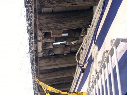 El PAN se desmorona. En estas condiciones se encuentra el techo de la fachada de la sede estatal de los albiazules, por lo que una cinta de PRECAUCIÓN alerta a los peatones. 