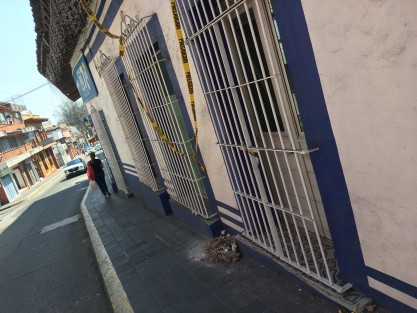 El PAN se desmorona. En estas condiciones se encuentra el techo de la fachada de la sede estatal de los albiazules, por lo que una cinta de PRECAUCIÓN alerta a los peatones. 