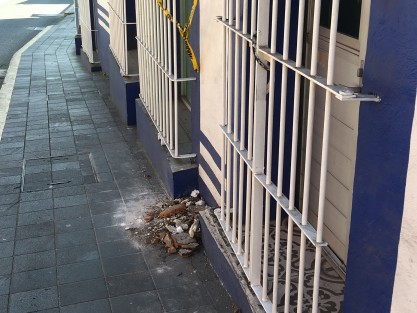 El PAN se desmorona. En estas condiciones se encuentra el techo de la fachada de la sede estatal de los albiazules, por lo que una cinta de PRECAUCIÓN alerta a los peatones. 