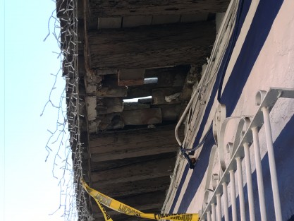 El PAN se desmorona. En estas condiciones se encuentra el techo de la fachada de la sede estatal de los albiazules, por lo que una cinta de PRECAUCIÓN alerta a los peatones. 
