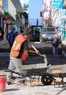 Como parte de los trabajos de mejoramiento de vialidades ubicadas en el Centro Histórico, este miércoles iniciará la rehabilitación con concreto hidráulico del cruce de las calles Benito Juárez con Dr. Rafael Lucio, por lo que a partir de las 22:00 horas se cerrará a la circulación vehicular este entronque.

