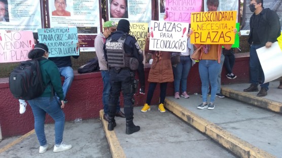 Una nueva manifestación de maestros en las oficinas de la SEV se realizó la mañana de este jueves. Representantes de docentes de varios municipios exigen asignación definitiva de plazas en los diversos niveles. 