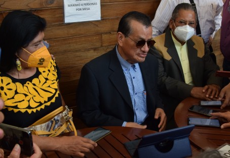 El Secretario de Derechos Humanos del Comité Directivo Estatal del PRD, Manuel Bernal Rivera y la la ex Diputada local Yasmín Copete Zapot, nuevamente se pronunciaron contra la detención de Rogelio Franco Castán, secretario de Gobierno durante la administración de Miguel Ángel Yunes.Linares.