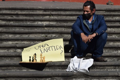 Un solitario hombre se sentó por un largo rato a esperar en las escalinatas de la catedral de Xalapa a que alguien jugara ajedrez con él; dijo que lo hacía solo para promocionar este juego.