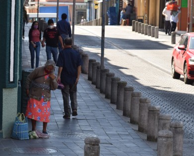 Cultura del trabajo son las personas mayores que día a día salen a trabajar honradamente en labores tan sencillas y duras, como la venta de verduras en la vía pública. ¿Y tú vas al súper o con la marchanta?