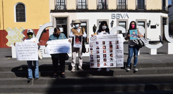 Colectivos de búsqueda de desaparecidos se manifestaron en Plaza Lerdo denunciando que la Fiscalía no ha exhumado restos de fosas clandestinas que ellos localizaron en el predio La Heradura, en febrero de 2021.
