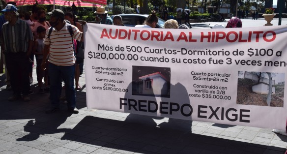 Integrantes de FREDEPO se manifestaron frente al Palacio Municipal de Xalapa  para exigir se audite al ex alcalde Hipólito Rodríguez Herrero, así como a CMAS por desvíos de recursos.