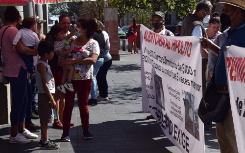 Integrantes de FREDEPO se manifestaron frente al Palacio Municipal de Xalapa  para exigir se audite al ex alcalde Hipólito Rodríguez Herrero, así como a CMAS por desvíos de recursos.