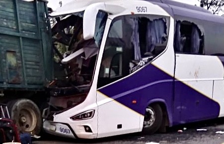Un autobús de pasajeros se impactó contra la parte posterior de un tráiler, en el kilómetro 55 de la carretera federal 127 Alazán - Martínez de la Torre, dejando como saldo doce personas lesionadas, una de gravedad.