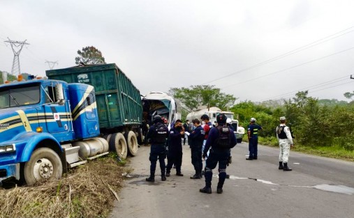 Un autobús de pasajeros se impactó contra la parte posterior de un tráiler, en el kilómetro 55 de la carretera federal 127 Alazán - Martínez de la Torre, dejando como saldo doce personas lesionadas, una de gravedad.
