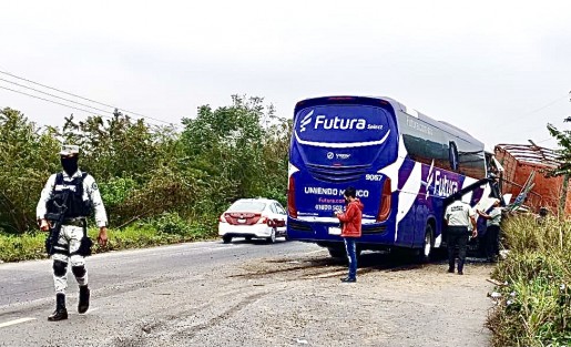 Un autobús de pasajeros se impactó contra la parte posterior de un tráiler, en el kilómetro 55 de la carretera federal 127 Alazán - Martínez de la Torre, dejando como saldo doce personas lesionadas, una de gravedad.