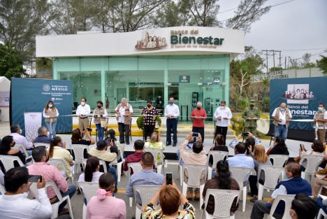 El Gobernador de Veracruz, Cuitláhuac García Jiménez inauguró la sucursal del Banco del Bienestar 1327 Tuxpan-Alto Lucero, de manera simultánea con las 200 a nivel nacional y otras 17 nuevas en la entidad, cuya construcción estuvo a cargo de la Secretaría de la Defensa Nacional.