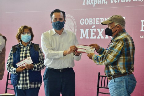 Con la decisión del presidente Andrés Manuel López Obrador de incluir en la Pensión para el Bienestar de las Personas Adultas Mayores a la población de 65 años en adelante, la cifra de beneficiarios creció en 165 mil, expresó el gobernador Cuitláhuac García Jiménez durante la entrega de tarjetas bancarias en este municipio.