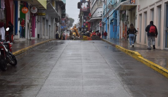 Continúan los trabajos de sustitución de losas de concreto de la calle Juárez; por ahora trabajan en la esquina de las calles Lucio y Juárez, por lo que el tránsito es desviado por la calle Madero. Tome sus precauciones.