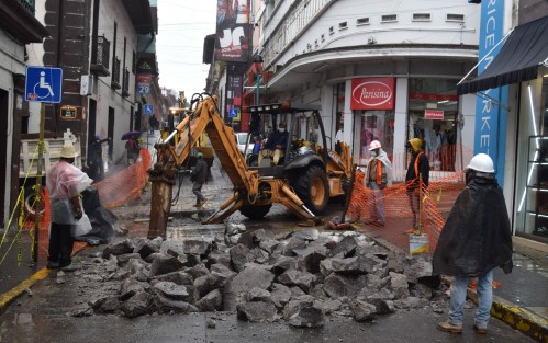 Continúan los trabajos de sustitución de losas de concreto de la calle Juárez; por ahora trabajan en la esquina de las calles Lucio y Juárez, por lo que el tránsito es desviado por la calle Madero. Tome sus precauciones.