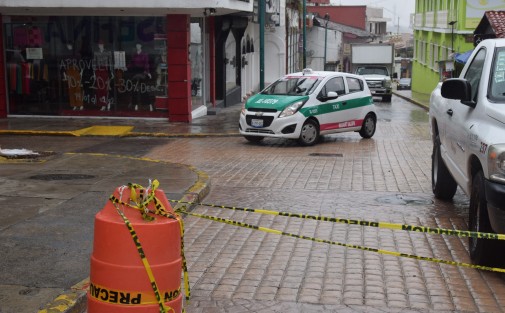 Continúan los trabajos de sustitución de losas de concreto de la calle Juárez; por ahora trabajan en la esquina de las calles Lucio y Juárez, por lo que el tránsito es desviado por la calle Madero. Tome sus precauciones.