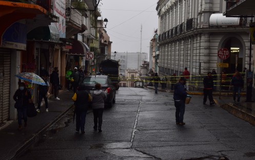 Debido al Frente Frío 28  habrá lloviznas y bajas temperaturas hasta este sábado. Capitalinos salieron  abrigados y con paraguas pues la sensación térmica se reportó de 12 grados este viernes por la mañana. 