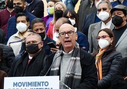 Los senadores: Dante Delgado Rannauro, Indira Rosales San Román y Julen Rementería del Puerto; así como el diputado federal, José Francisco Yunes Zorrilla, reunidos con un grupo de ciudadanos en las escalinatas de la Catedral Metropolitana, lanzaron mensajes al gobierno del Estado para que se deroguen los artículos 331 y 371 del Código Penal de Veracruz.