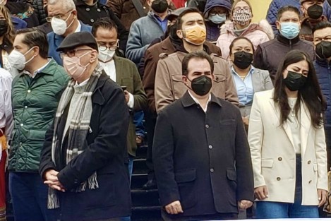 Los senadores: Dante Delgado Rannauro, Indira Rosales San Román y Julen Rementería del Puerto, así como el diputado federal, José Francisco Yunes Zorrilla, reunidos con un grupo de ciudadanos en las escalinatas de la Catedral Metropolitana, lanzaron mensajes al gobierno para que se deroguen los artículos 331 y 371 del Código Penal de Veracruz.