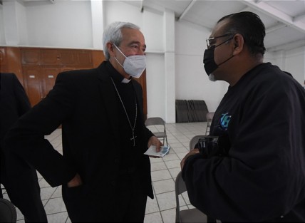 Como muestra del reconocimiento a los trabajadores de los medios, de quienes muchas veces se ignora los sacrificios que deben hacer para realizar su trabajo, el Arzobispo Jorge Carlos Patrón les entregó a cada uno, una cruz y una imagen bendecida por el Papa Francisco, haciendo oración en conjunto con sus familias, para que Jesús y la Virgen los proteja.