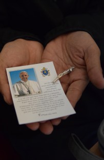 Como muestra del reconocimiento a los trabajadores de los medios, de quienes muchas veces se ignora los sacrificios que deben hacer para realizar su trabajo, el Arzobispo Jorge Carlos Patrón les entregó a cada uno, una cruz y una imagen bendecida por el Papa Francisco, haciendo oración en conjunto con sus familias, para que Jesús y la Virgen los proteja.