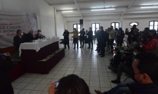 Acompañado por el vocero de la Arquidiócesis Juan Manuel Suazo, y el hasta ayer Administrador apostólico, José Trinidad Zapata, el V Arzobispo de Xalapa, Jorge Carlos Patrón Wong, tuvo su primer encuentro con representantes de los medios de la capital..