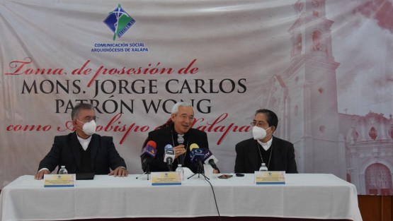 Acompañado por el vocero de la Arquidiócesis Juan Manuel Suazo, y el hasta ayer Administrador apostólico, José Trinidad Zapata, el V Arzobispo de Xalapa, Jorge Carlos Patrón Wong, tuvo su primer encuentro con representantes de los medios de la capital..
