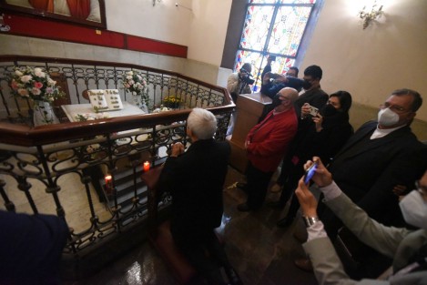 Previo a su encuentro con los medios, el Arzobispo de Xalapa, Jorge Carlos Patrón Wong visitó y oró ante la tumba de San Rafael Guízar y Valencia. 
