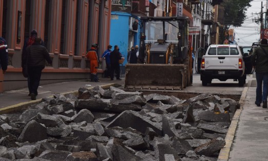 El alcalde de Xalapa, Ricardo Ahued, hizo una inspección relámpago a las obras de re encarpetamiento en la calle Benito Juárez, sin embargo, debido a la veda electoral, no quiso hablar con los medios. 