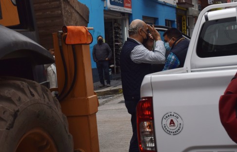 El alcalde de Xalapa, Ricardo Ahued, hizo una inspección relámpago a las obras de re encarpetamiento en la calle Benito Juárez, sin embargo, debido a la veda electoral, no quiso hablar con los medios. 