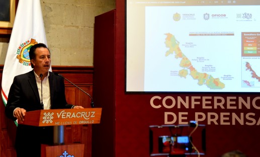 El Gobernador llamó a la población a apegarse a los semáforos locales, pese a que a nivel federal se está marcando a Veracruz en semáforo verde, pues al menos en Veracruz y Xalapa, el semáforo epidemiológico está en color rojo.