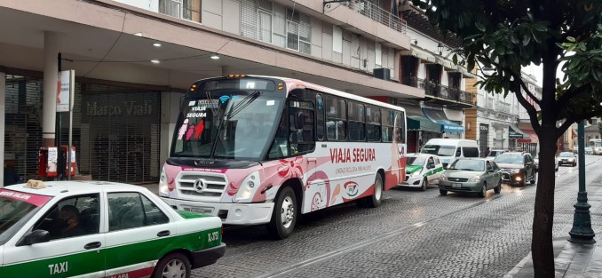 Tres nuevas rutas de autobuses del transporte público, darán servicio exclusivamente a las mujeres en la ciudad de Xalapa. Con esto ya sumarán cuatro unidades con el programa <em>Viaja Segura</em>.
De acuerdo con el presidente del Consejo de Administración del Servicio Urbano de Xalapa (SUX), Guillermo Baizabal Jiménez se trata de un programa exitoso en la capital veracruzana.