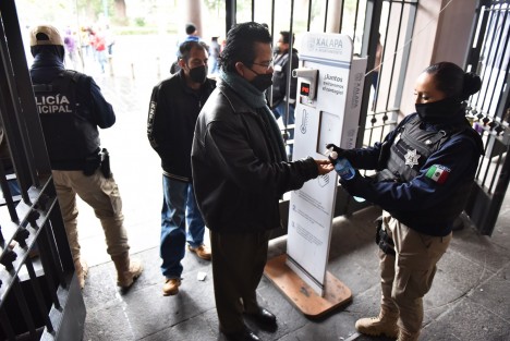 El Ayuntamiento de Xalapa establecerá medidas de control sanitarias para mitigar el número de contagios de Covid-19, tanto en las dependencias del Ayuntamiento como en espacios públicos como mercados y tianguis, informó el presidente municipal Ricardo Ahued Bardahuil.