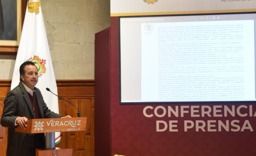 El gobernador Cuitláhuac García Jiménez, con documentos mostró que fue en la legislatura XIL donde participaba Julen Rementería, donde se propuso la Ley de Ultrajes, y que ahora se quejan de ella.