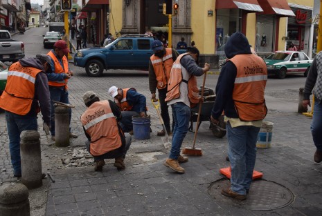 Cuadrillas de trabajadores municipales de Xalapa sustituyen pisos y cambian luminarias del primer cuadro de la ciudad para darle una mejor vista al centro histórico de la ciudad.