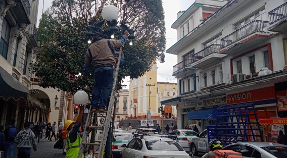 Cuadrillas de trabajadores municipales de Xalapa sustituyen pisos y cambian luminarias del primer cuadro de la ciudad para darle una mejor vista al centro histórico de la ciudad.