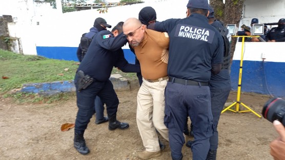 Quien fuera el director interino  de la Policía Municipal de Coatzacoalcos, Jorge Javier Quijano Ríos, golpeó a un primer comandante, por lo fue detenido por los elementos en el cambio de turno.