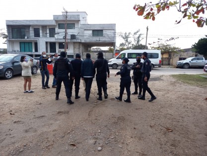 Quien fuera el director interino  de la Policía Municipal de Coatzacoalcos, Jorge Javier Quijano Ríos, golpeó a un primer comandante, por lo fue detenido por los elementos en el cambio de turno.