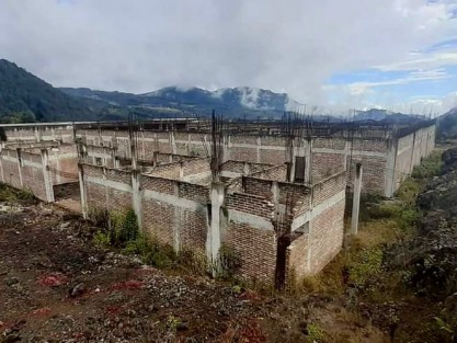 La construcción de un hospital en el municipio de Ayahualulco, que beneficiaría a la zona centro montañosa del estado de Veracruz, quedó en obra negra y los materiales están siendo saqueados. 