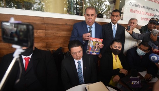 Integrantes de diversas barras de abogados entregaron un tercer oficio en Palacio de Gobierno para exigir al gobernador Cuitláhuac García Jiménez que derogue el delito de ultrajes a la autoridad en el estado de Veracruz. 