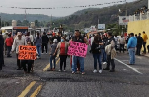 Un grupo de pobladores de la localidad de Plan del Río, municipio de Emiliano Zapata, se manifestaron y bloquearon la carretera para exigir que no se autorice la construcción de un parque acuático.

