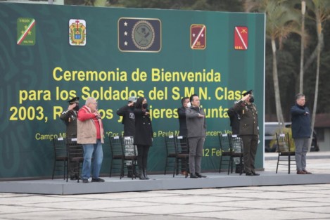 El gobernador Cuitláhuac García Jiménez participó en la ceremonia de bienvenida a soldados del Servicio Militar clase 2003, remisos y mujeres voluntarias,  a quienes  invitó a honrar la institución que ha defendido la soberanía nacional en muchas ocasiones de la historia y que hoy contribuye al bienestar en Veracruz y el país.
