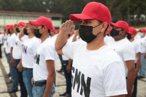 El gobernador Cuitláhuac García Jiménez participó en la ceremonia de bienvenida a soldados del Servicio Militar clase 2003, remisos y mujeres voluntarias,  a quienes  invitó a honrar la institución que ha defendido la soberanía nacional en muchas ocasiones de la historia y que hoy contribuye al bienestar en Veracruz y el país.